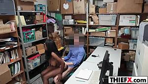 Daya Knight betaler med sine patter på arbejdet