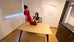 Mi Estudiante de Medicina Me Engaña y Terminamos Desnudas en la Oficina!