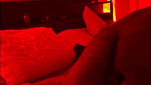 Kone snyder med BBC ved siden af sovende mand!