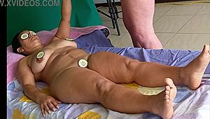 Krzywa kobieta cieszy się unikalnym masażem z Agarabas i Olpr