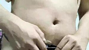 travesti MASTURBANDOSE rico en crossdressing session.