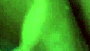 بنيات جذابات تخلعن ملابسهن وتمتعن بعضهن في الحمام