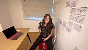 Mi Estudiante de Medicina Me Engaña y Terminamos Desnudas en la Oficina!