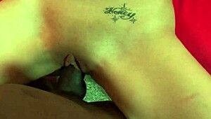 Ασιάτισσα παίρνει μαύρο πούτσο