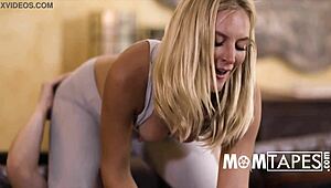 儿子痴迷妈妈在卧室瑜伽时的紧翘臀