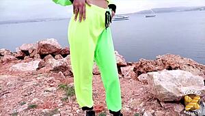 Queen 20ans wants to realize her fantasy with a group