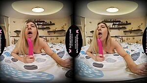 Blonde lika luna masturbates in vr