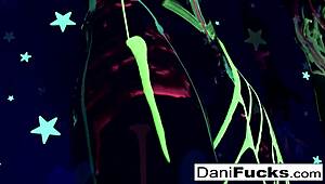 Seksi pornstar Dani grupta ıslak amcığını rahatça parmaklıyor.