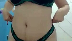 Novinha vagabunda se exibindo no banheiro parte 1