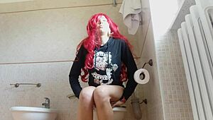 Skrytá kamera chytá mokrou kundičku prdící v koupelně