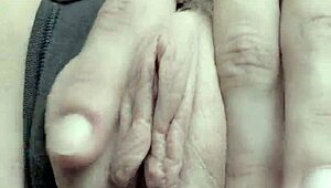 Girlfriend Fingering in Taxi, Sends Horny Video