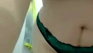 Novinha vagabunda se exibindo no banheiro parte 1