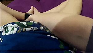 Kollar på äkta amatör milf som runkar medan hon tittar på porr