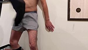 Femdom suka rechocze kopiąc i waląc kutasa kolesia