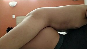 Skrikig novia i strumpor böjd över på hotell