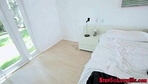 بلوند هاوية صغيرة الصدر تُضرب بقوة في مشهد POV