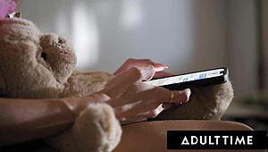 Hey, college babe Alexis Tae just can’t resist Ana Foxxx’s clit!