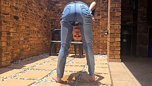 Po prostu chilluję na zewnątrz, palę i moczę moje mom jeans z rozpaczy po sikaniu