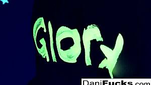 Seksi pornstar Dani grupta ıslak amcığını rahatça parmaklıyor.