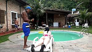 branquinha novinha da buceta rosa com interracial dotado conhecido como brinquedo.