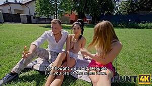 Razmena žene sa VELIKOM GUZOM u casual grupnoj zabavi