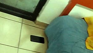 otra COGIDA DE PERRITO, mi jefe ME MANOSEAME Y METE SU POLLA EN MI BOCA mientras hago limpieza.