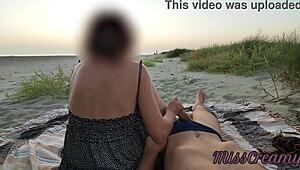 Francuska nauczycielka daje dziką ręczną na publicznej plaży z ekstremalnym wytryskiem.