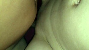 Эй, глянь на эту милую азиатскую MILF, которая буйствует с большими сиськами в вьетнамской групповухе!