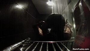 ¡Romi Rain se masturba en la ducha!