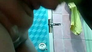 Amateur teen girl does a solo webcam show with her pussy