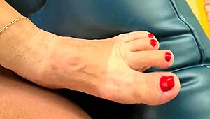 Уау! Тази аматьорска баба получава лижнати крака и кур в задника силно!