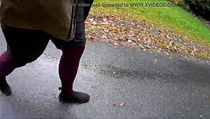 Odkrij privlačnost nogavic na prostem v javnosti