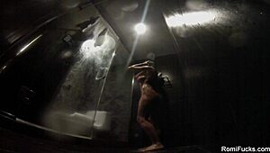 ¡Romi Rain se masturba en la ducha!