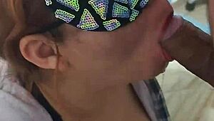 otra COGIDA DE PERRITO, mi jefe ME MANOSEAME Y METE SU POLLA EN MI BOCA mientras hago limpieza.