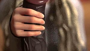 Nur ein normaler Tag mit einem RIESIGEN SCHWARZEN SCHWANZ, der eine glatte Handjob bekommt.