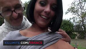 Süper sıcak hatun yaşlı bahçıvanı sertçe beceriyor