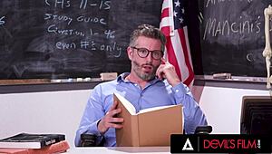 Niegrzeczna uczennica Katie Kush uwodzi nauczyciela za oceny