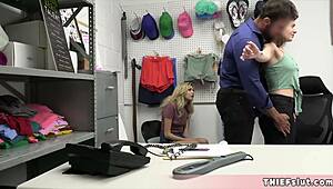 Roztomilé blondína a brunetka priateľky chytené Mikeom, strážnikom v nákupnom centre. Obidve sa ohnú pre drsný FFM sex.