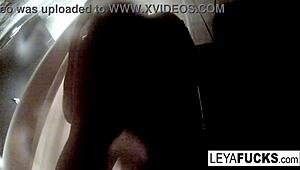 Leya Falcon ถ่ายตัวเองช่วยตัวในฝักบัวร้อนๆ นมใหญ่เด้ง