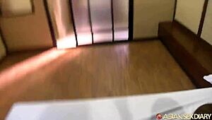 Babe Jepun panas gosok dalam dengan tetek besar teguh dan pantat ketat