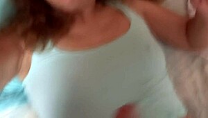 Jerk off and cum on my tits now! 😘