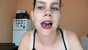 Wow, sexy giantess Anna dominates tiny man in 4K!