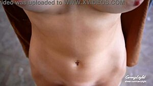 Hej, chytil som nevlastnú mamu, ako pomáha nevlastnému synovi rýchlo vytrysknúť na jej pičku, keď je manžel doma!