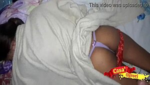 Худенькая филиппинская тин получает после пьянки. Шокирующая реальность разворачивается в любительском клипе.