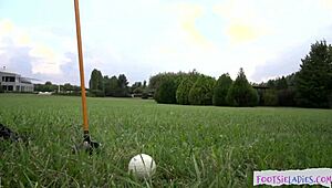 Som tá malá 18+ cic euro babe, ktorá si užíva outdoor footfetish, ale nemôžem si pomôcť!