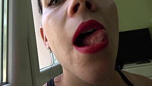 Wow, sexy giantess Anna dominates tiny man in 4K!