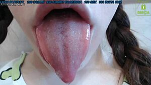 Estou gozando dentro do cuzinho da branquinha e fazendo ela squirrar!