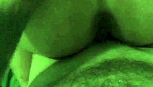 Latina kámoška ohnutá v doggy s těsnou kundou