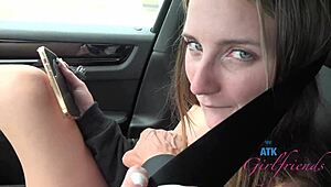 Hei Macy Meadows, vil du pisse offentlig og leke med fitta di POV på denne kjøreturen?