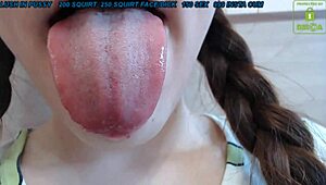 Estou gozando dentro do cuzinho da branquinha e fazendo ela squirrar!